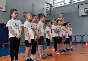 Starszaki na sali gimnastycznej w SP2 w Ozorkowie.