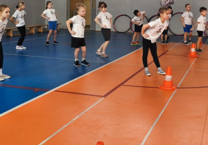 Rozgrzewka ruchowa na sali gimnastycznej w SP2 w Ozorkowie.