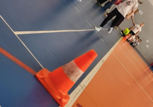 Dzieci kolejno biorą udział w konkurencjach sportowych.