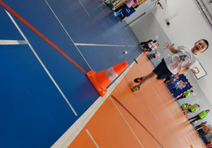 Dzieci kolejno biorą udział w konkurencjach sportowych.