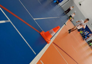 Dzieci kolejno biorą udział w konkurencjach sportowych.
