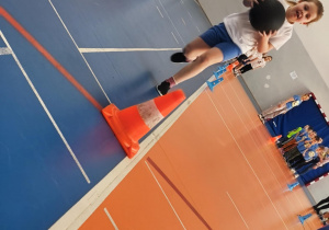 Dzieci kolejno biorą udział w konkurencjach sportowych.