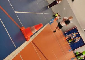 Dzieci kolejno biorą udział w konkurencjach sportowych.