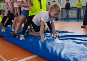 Konkurencja sportowa "Kret" na sali gimnastycznej w SP2 w Ozorkowie.