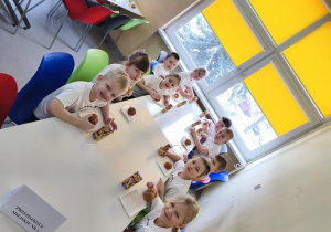 Słodki poczęstunek dla zawodników na stołówce w SP2.