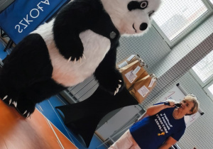 Pani Dyrektor SP2 - p. Małgorzata Syncerek w towarzystwie Misia Pandy.