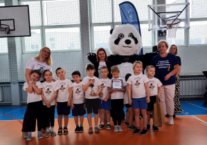 Wspólne, pamiątkowe zdjęcie dzieci z naszego przedszkola wraz z nauczycielkami, p. Dyrektor SP2 oraz Misiem Pandą.