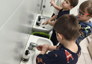 "Pszczółki" ćwiczą technikę prawidłowego mycia rąk w praktyce.