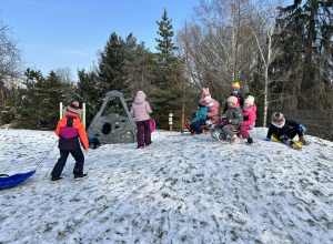 Zimowe zabawy "Motylków" na ogrodzie przedszkolnym.
