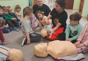 Warsztaty z udzielania pierwszej pomocy przedmedycznej w grupie "Żabek".