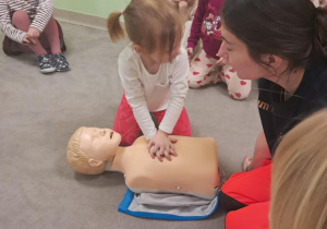 "Żabki" kolejno ćwiczą resuscytację krążeniowo-oddechową na fantomie.