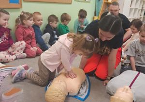 "Żabki" kolejno ćwiczą resuscytację krążeniowo-oddechową na fantomie.