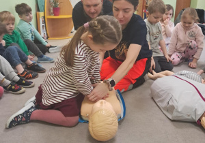 Warsztaty z udzielania pierwszej pomocy przedmedycznej w grupie "Żabek".