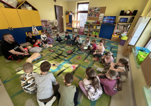 Ratownicy medyczni z wizytą w grupie "Motylków".