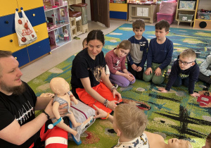 "Motylki" słuchają informacji o tym, jak przeprowadzić pierwszą pomoc u małych dzieci.