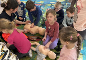 Warsztaty udzielania pierwszej pomocy przedmedycznej w grupie IV.