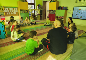 Rozmowa o zawodzie ratownika medycznego w grupie "Pszczółek".