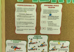 Plansze tematyczne przyczepione na tablicy.