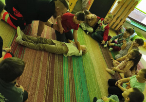 Praktyczne ćwiczenia u "Pszczółek" w układaniu pacjenta w pozycji bezpiecznej.