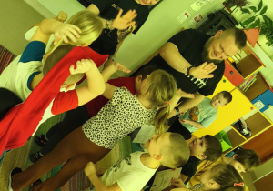 Prowadzący żegnają się z dziećmi po przeprowadzonych warsztatach.