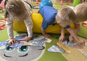 Dzieci układają pocięte na części obrazy Vincenta van Gogha.