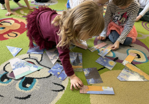 Dzieci układają pocięte na części obrazy Vincenta van Gogha.