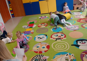 Dzieci pokonują tor przeszkód.