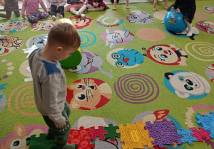 Dzieci pokonują tor przeszkód.