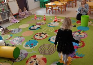 Dzieci pokonują tor przeszkód.