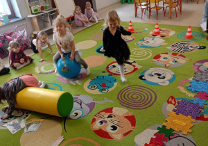 Dzieci pokonują tor przeszkód.