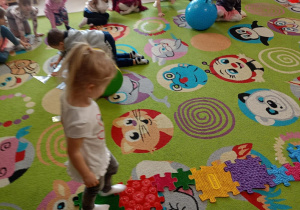 Dzieci pokonują tor przeszkód.