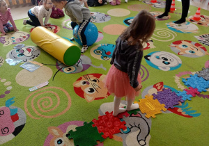 Dzieci pokonują tor przeszkód.