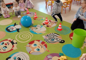 Dzieci pokonują tor przeszkód.