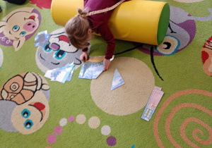 Dziewczynka układa pocięte na części obrazy Vincenta van Gogha.