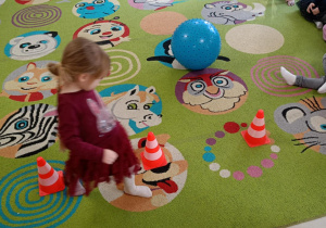 Dzieci pokonują tor przeszkód.