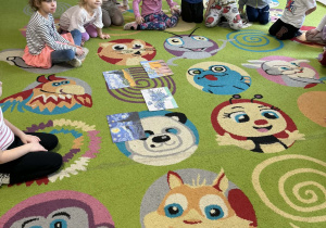 Dzieci oglądają obrazy Vincenta van Gogha.