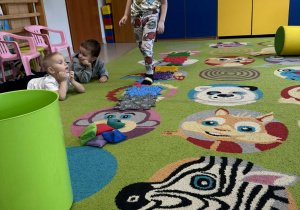 Dzieci pokonują tor przeszkód.