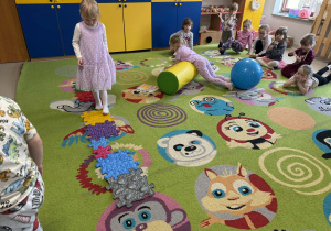 Dzieci pokonują tor przeszkód.