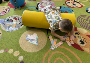 Chłopiec układa pocięte na części obrazy Vincenta van Gogha.