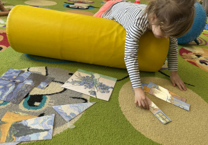 Dziewczynka układa pocięte na części obrazy Vincenta van Gogha.