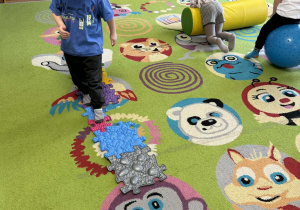 Dzieci pokonują tor przeszkód.