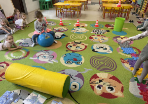 Dzieci pokonują tor przeszkód.