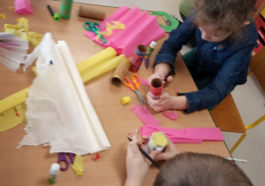 Przyozdabianie rolek - tworzenie kukiełek przez dzieci z "Kaczuszek"