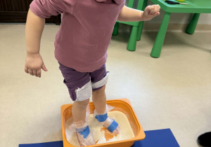 Dzieci tworzą zimowe tło.