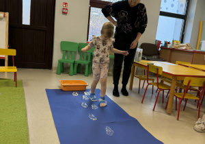 Dzieci tworzą zimowe tło.