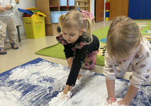 Dzieci tworzą kolejne elementy zimowego krajobrazu.