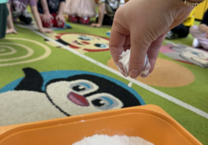 Przygotowanie sztucznego śniegu.