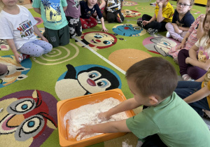 Przygotowanie sztucznego śniegu.