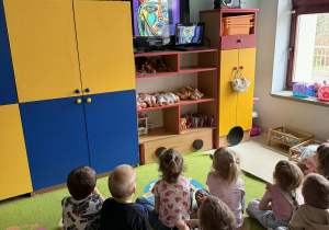 Dzieci oglądają obraz Pabla Picassa.