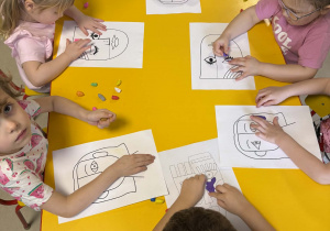 Dzieci tworzą swoje obrazy z użyciem plasteliny.